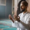 Seorang Muslim berdoa sebelum berpuasa di bulan Ramadhan