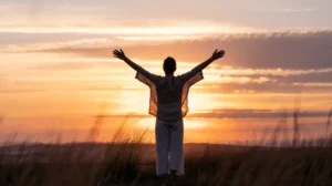Ilustrasi seseorang yang bersyukur di alam terbuka, dengan tangan terangkat dan latar belakang matahari terbenam