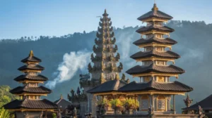 Gambar tempat ibadah Hindu Pura Besakih dengan arsitektur megah dan pemandangan gunung
