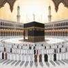 Ilustrasi Haji Wada dengan gambar Ka'bah dan jamaah haji di Masjidil Haram