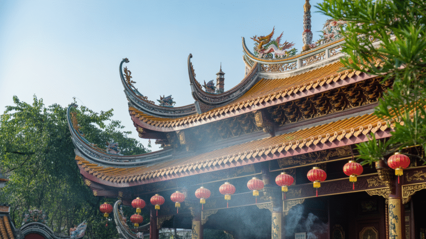 Klenteng tradisional Tionghoa dengan arsitektur khas dan ornamen merah emas