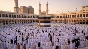 Jamaah umroh sedang thawaf di sekitar Ka'bah di Masjidil Haram