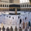 Ilustrasi perbedaan haji dan umrah dengan gambar Ka'bah dan jamaah beribadah