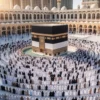 Ka'bah di Masjidil Haram dengan jamaah haji sedang tawaf