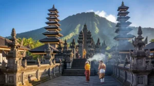 Pura Besakih sebagai tempat ibadah orang Hindu di Bali dengan arsitektur tradisional dan pemandangan gunung